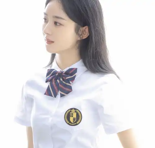 当女明星穿上校服,赵丽颖清纯,热巴妩媚,只有她朴素又真实