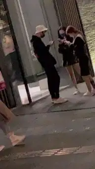 王思聪深夜与俩美女同行,戴墨镜小黄帽,粉丝合影被保镖强行删除