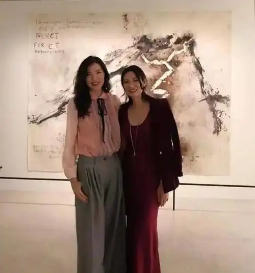 51岁邓文迪晒与女儿新年合照,母女同穿深v连衣裙,大秀好身材
