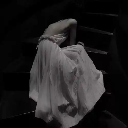 女生头像高级黑白调