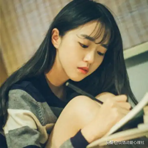 大眼头像女生头像挥手