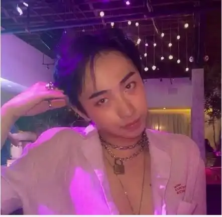 伊能静儿子再现奇葩行为,穿10公分高帮鞋,妖娆地站在马桶上自拍