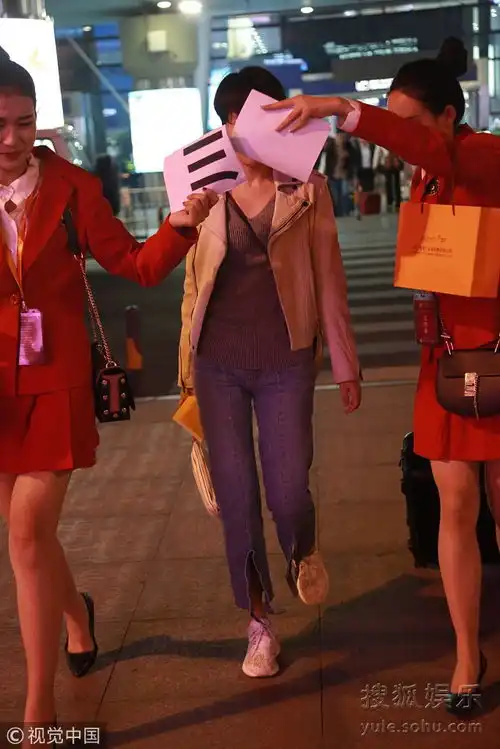 杨乐乐获红衣美女护驾全程被a4纸挡脸表情尴尬