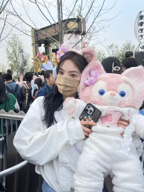 章若楠晒清新田园随拍头戴草帽表情灵动可爱