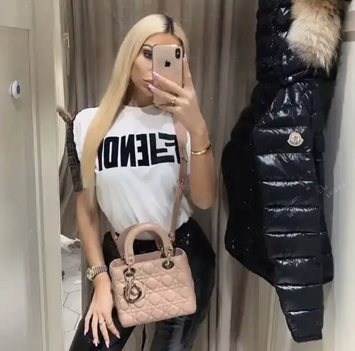 欧美女头像我与春风皆过客.