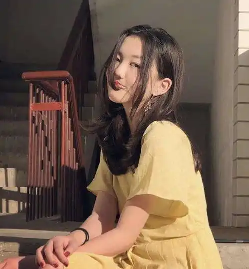 原创李嫣踩点为爸爸庆生,李亚鹏发文炫耀,意外暴露女儿全名好淑女