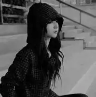 求戴帽子的女生头像...最好是黑色的头像..