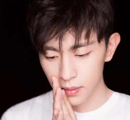 邓伦与李沁上热搜,邓伦曾有过大自己6岁女友,身份背景不一般