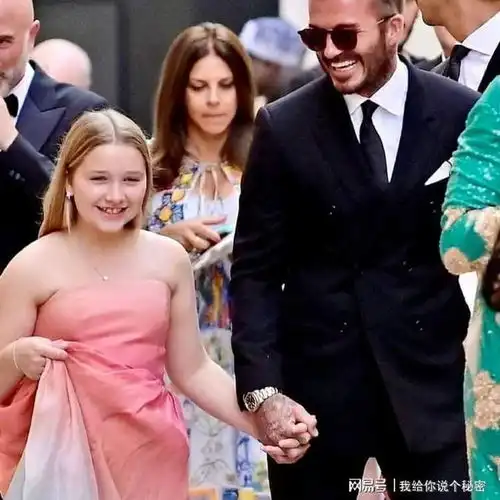 10岁harper与父亲贝克汉姆出席活动,却被建议该减肥了