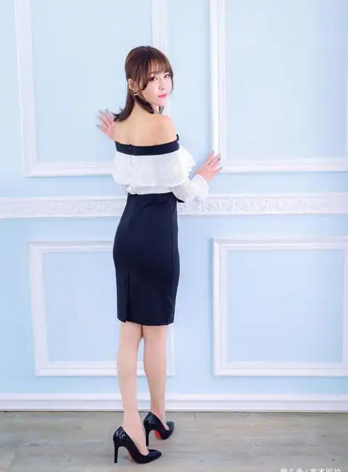 写真气质美女低胸露背装艺术写真