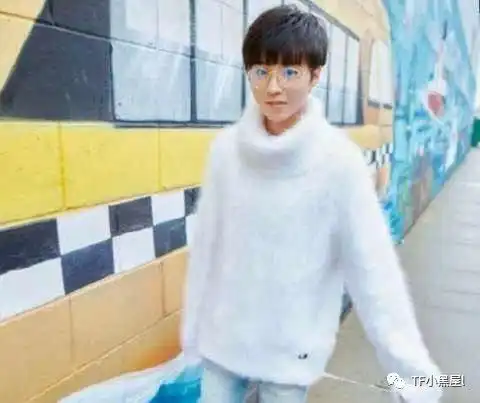 王源和易烊千玺都戴起了眼镜可王俊凯却秒变路人