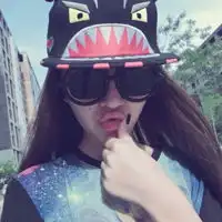 穿黑色衣服齐刘海捂嘴女生头像