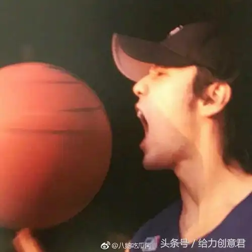 周杰伦年轻时候的照片荷尔蒙爆棚,现在的他甘愿做奶爸,都不错呀