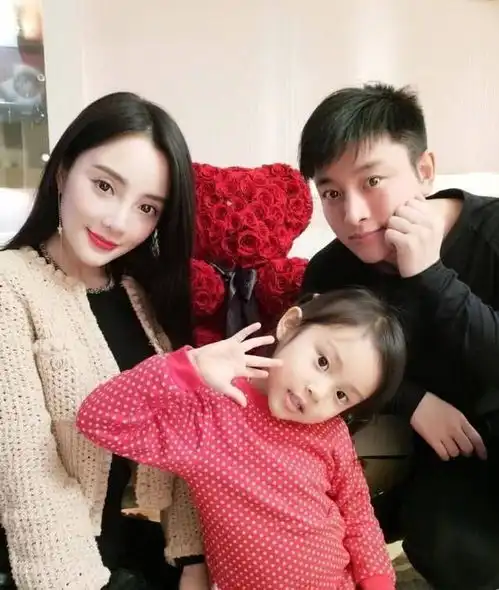 李小璐晒跳舞美照,长发披肩大眼灵动,一身黑衣化身酷女孩