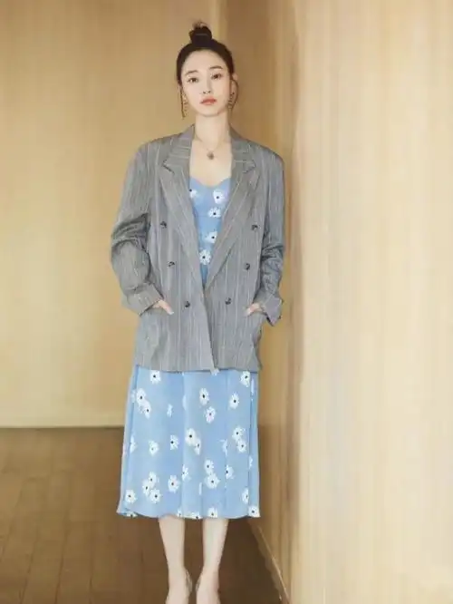 白百何也走女总裁路线了,身穿白色西装配阔腿裤,干练又时髦