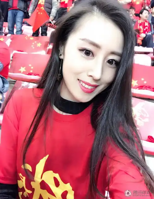 亚泰国脚携娇妻度假大眼美女气质清新