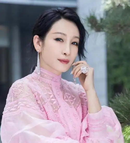 6位女演员,年轻时很普通,到了中年却弯道超车,靠气质逆袭