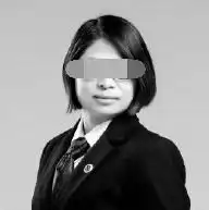 15岁女孩弑母案把妈妈装进行李箱后,她反锁房门,呆坐2天1夜