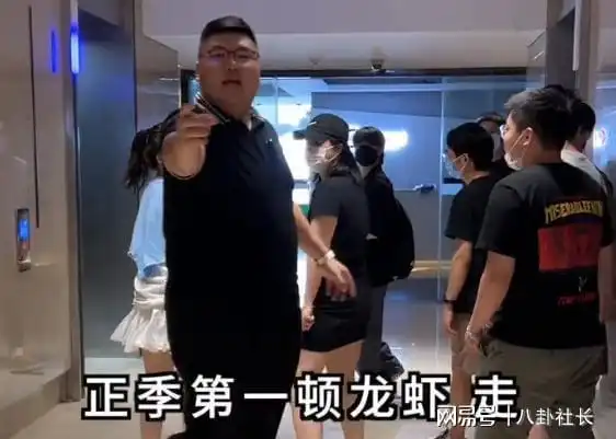 网红猴哥不务正业当红娘撮合单身同事,却把有对象的女生晾一边