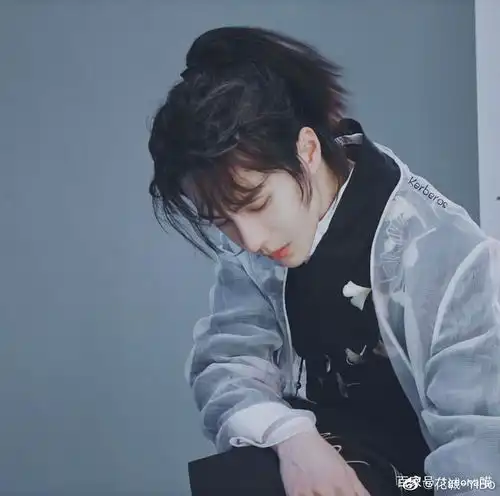 王一博适合这种仙气飘飘的造型,人清冷,淡颜系,绝配古风仙袍撞衫大明星网易订阅