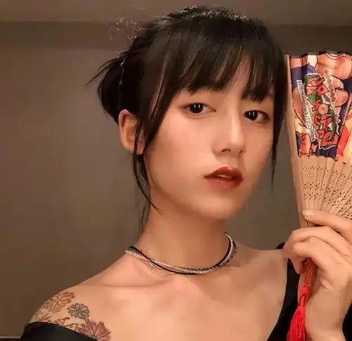 李诞女友黑尾酱晒大尺度性感照,网友喝多了放飞自我吗