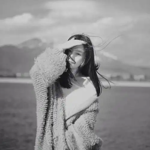 女生白色简约头像不离手