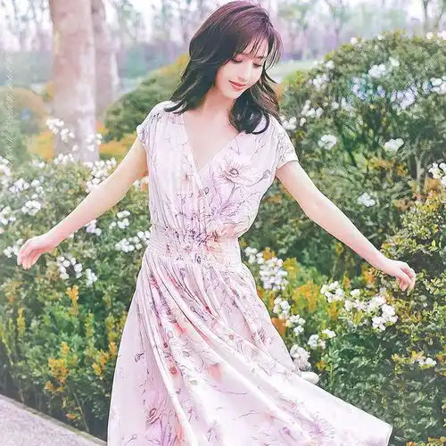 佟丽娅真像是童话中走出来的公主,仙女裙搭配不像妈妈,真嫩不少