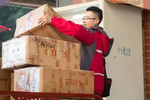 励志90后快递员春节喜提奔驰,买给老婆开2019年小目标再挣20万