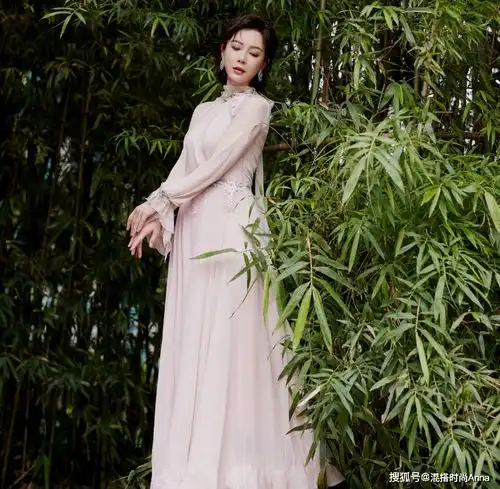 真正有气质的女人,撞衫并不尴尬,看陈数董卿同穿西装裙高级优雅