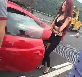 美女配豪车,果然是这样,驾驶440万的法拉利,车主太漂亮了手机新浪汽车