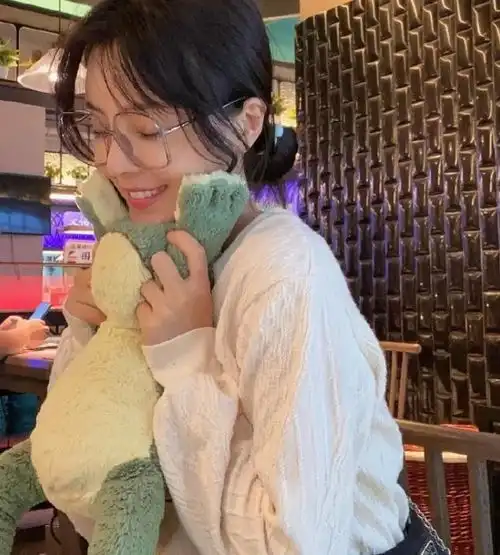 王思聪点赞ceo质疑沈梦辰耍大牌,绯闻女友晒甜美写真改狂野形象