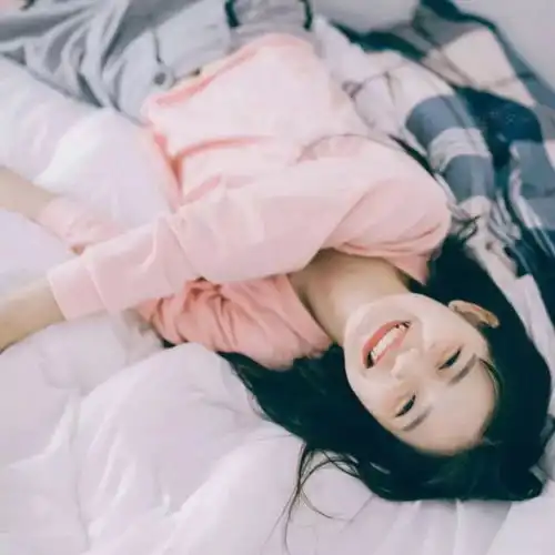 qq头像女生唯美睡趴刘顺