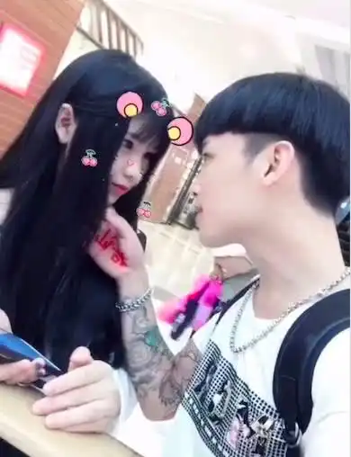 网红男子凭长得帅到处勾搭亲吻美女,女子无一拒绝,甚至投怀送抱