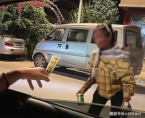 广西女子施舍流浪女1块钱,不料手链差点被抢走,眼神直勾勾的