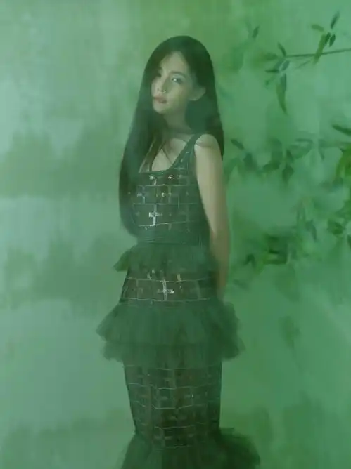 李一桐穿翠绿长裙拍大片手拿团扇黑发飘飘气质佳