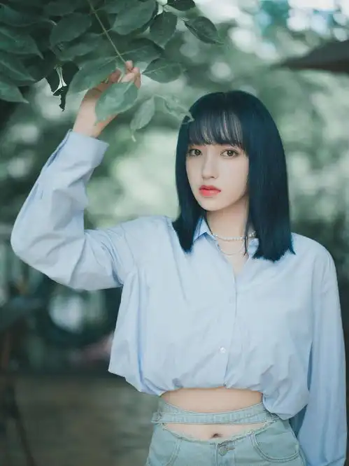 程潇打卡蓝色头发,配香芋紫轻薄衬衫,美得像漫画女主角