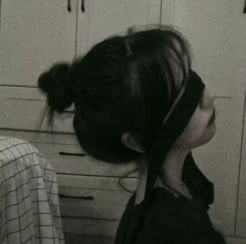 丧到极致的头像女带血不