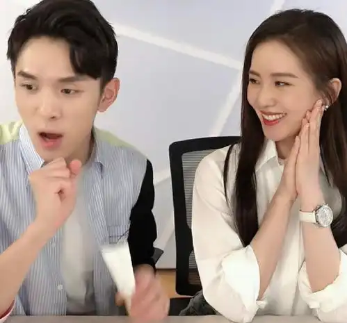 刘诗诗空降李佳琦直播间,一袭白衣宛如少女,美貌依旧气质佳