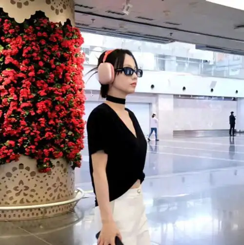 买超酒吧与美女嗨玩,互动亲密女方身材傲人,张嘉倪黑脸现身机场