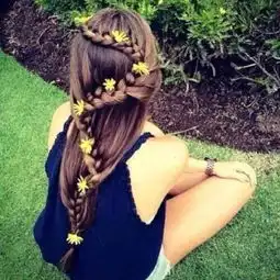 女生头像背影坐在草地上求原图