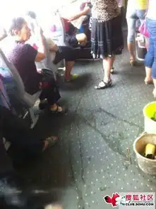 公交车又现奇葩霸气姐裸露下身当众撒尿
