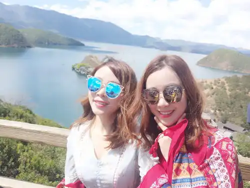 蛇皮操作,提莫少女携美女闺蜜丽江行