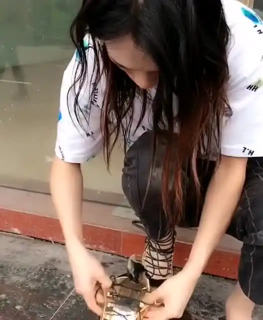 街头偶遇网红女装大佬,这发型是魔鬼吗网友太狼狈