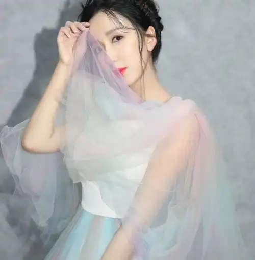 胡一菲掉进彩跑粉了纱裙被染得花花绿绿,意外好少女