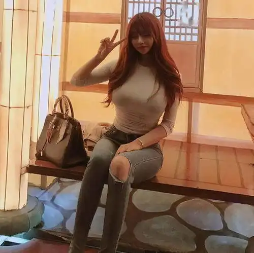 美女街拍身材苗条的紧身牛仔裤小姐姐,迷人养眼又优雅