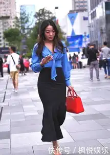 街拍美女这件黑色长裙,正面看平淡无奇