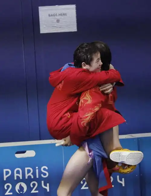 全红婵丑拖鞋和黄雨婷发卡制造的流量,他们全都化为了销量