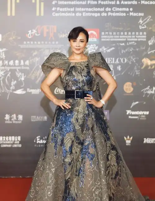 刘嘉玲穿少女裙给闺蜜庆生,看着确实年轻,气质艳压一众贵妇