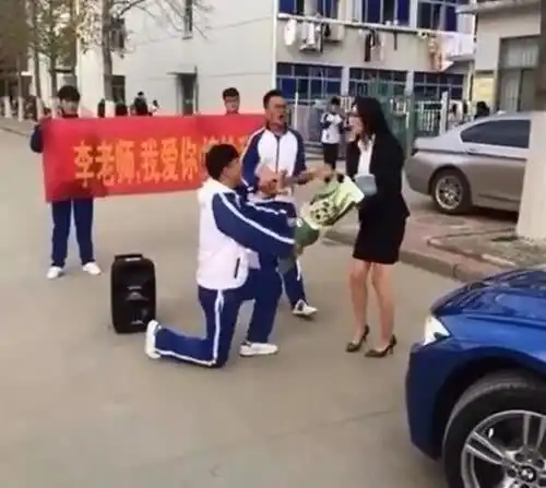 搞笑gif事实证明女生长的美和发型无关