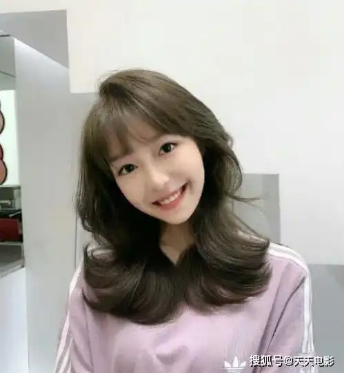 王思聪现身三亚跨年了,身边的网红又变了